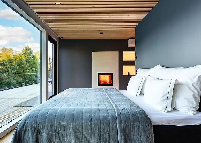 Villa Padel - Premium Lakeside & Grounds